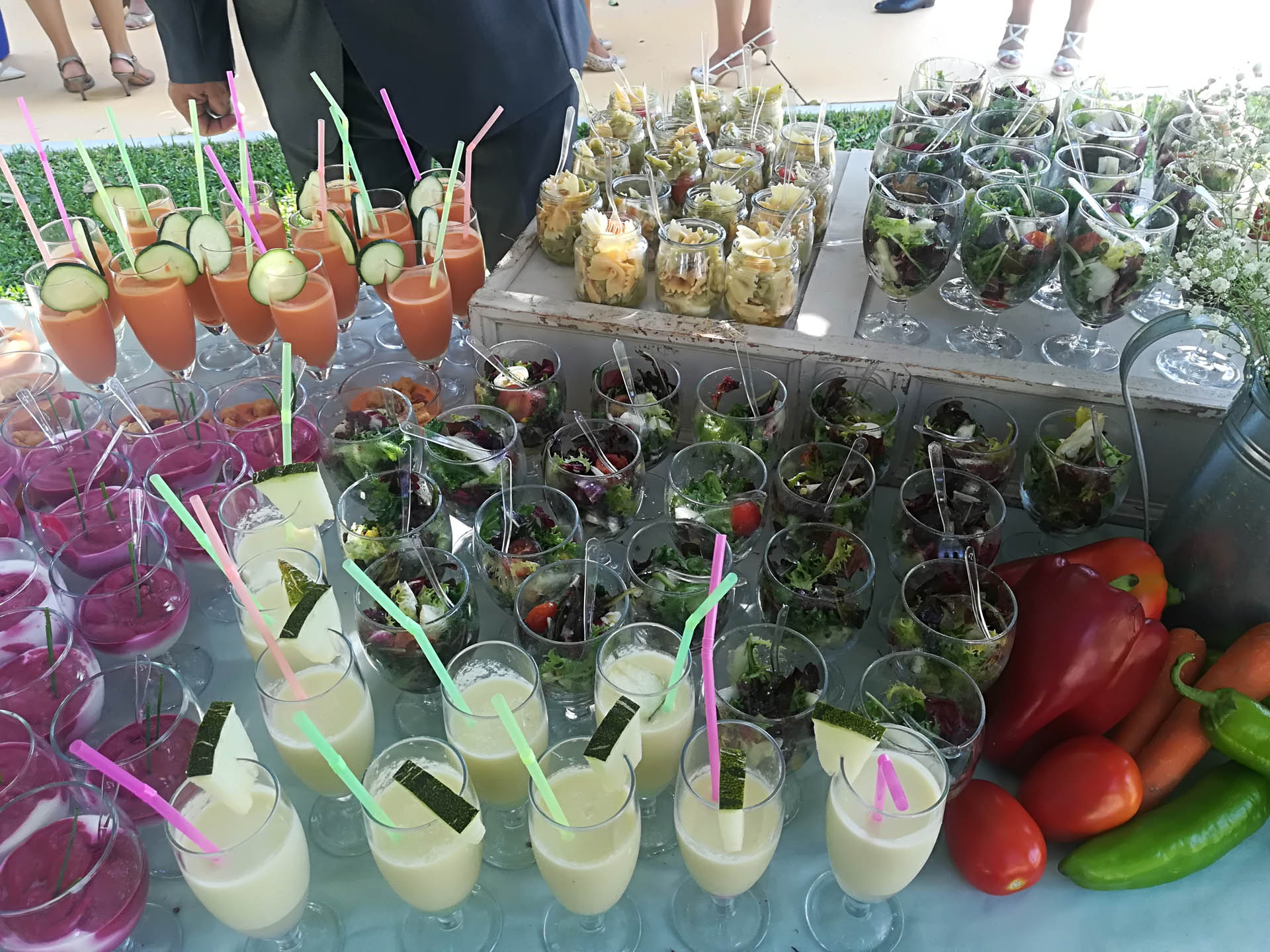 buffet de ensaladas y salmorejos