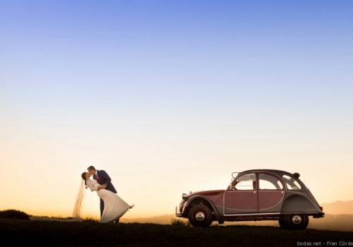 beso coche de novios